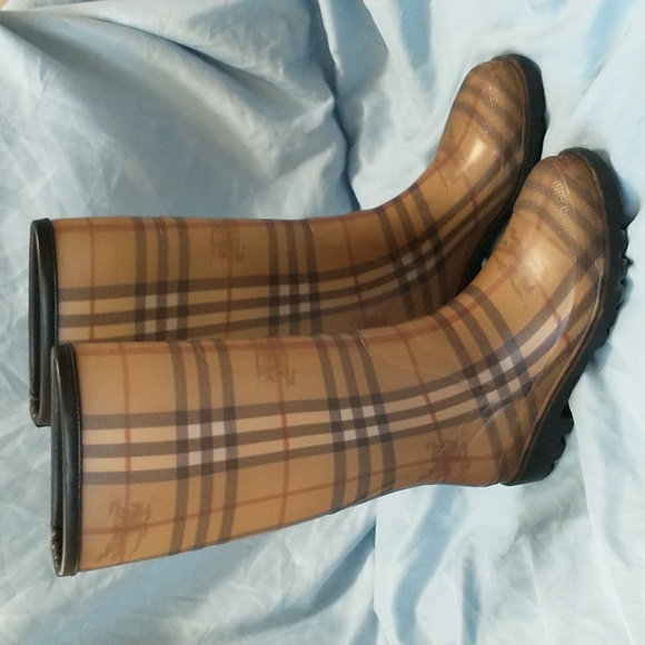 💯 Authentic Burberry Tan and Brown Checkered Rain Boots. (Size/37) - Picture 9 of 16